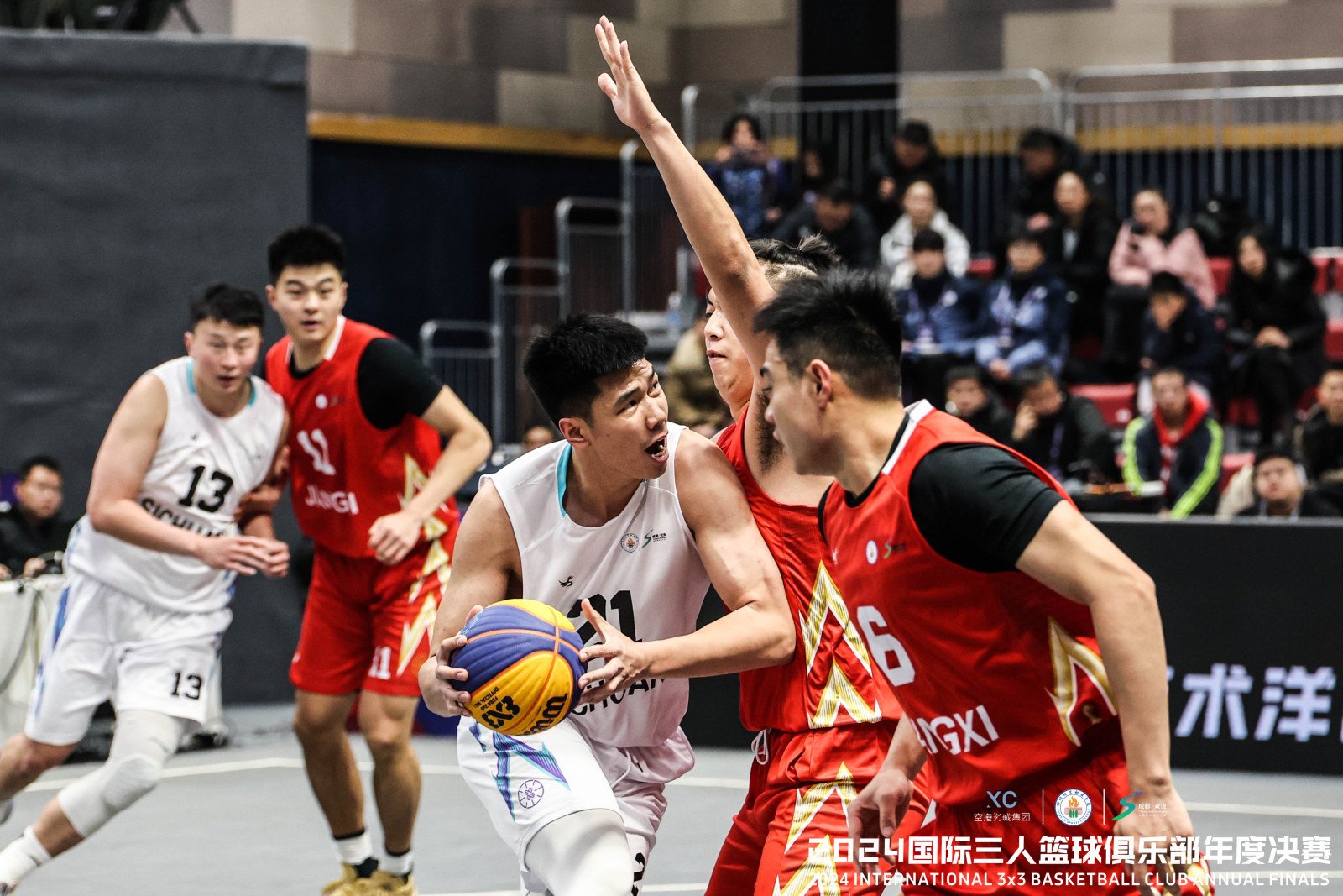 关于球员团队合作出众，篮球赛事精彩纷呈的信息