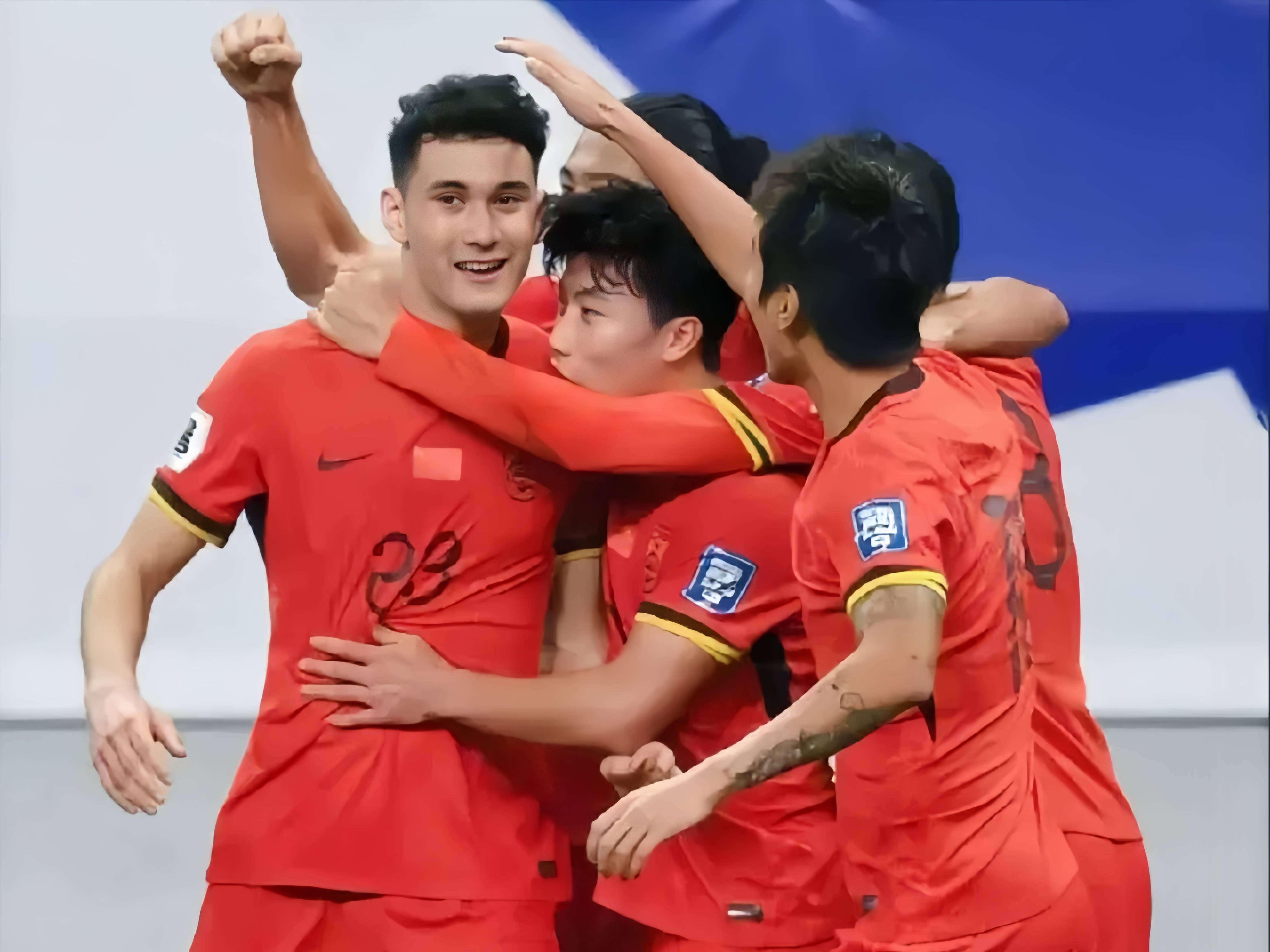 国足备受瞩目，球员聚焦训练策略以备战比赛的简单介绍