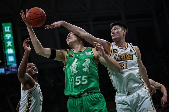 乐动体育全站-辽宁男篮险胜福建男篮，赛后庆祝气氛欢快的简单介绍